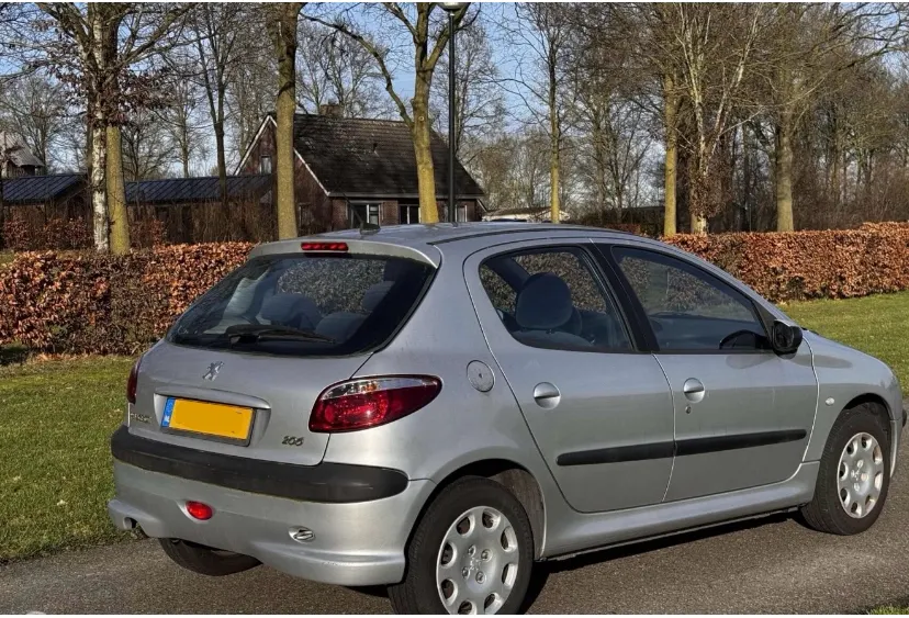 Peugeot 206 photo 1
